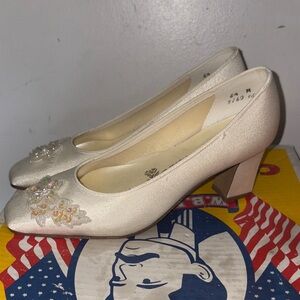 Colorifics Ivory Pearl Embellished Women's Low Heel Pumps size 6.5M